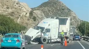 Trailero sufre percance sobre la carretera Zacatecas