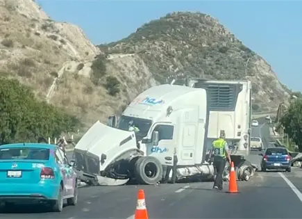 Trailero sufre percance sobre la carretera Zacatecas