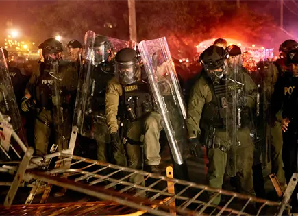 Alcalde de Newark impone toque de queda tras protestas en Delaney Hall