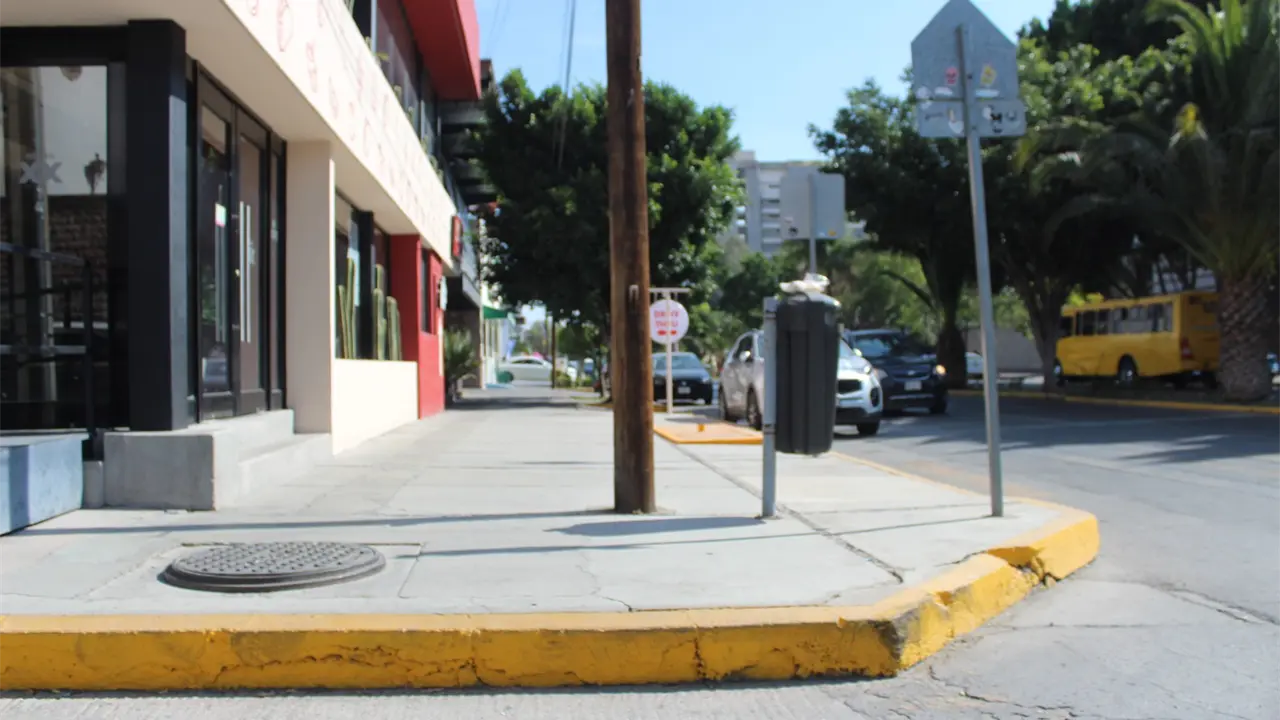 Usan banquetas de Carranza como estacionamiento ilegal