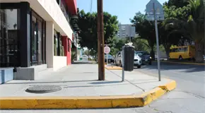 Usan banquetas de Carranza como estacionamiento ilegal
