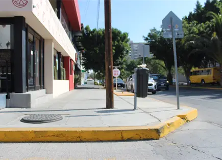 Usan banquetas de Carranza como estacionamiento ilegal
