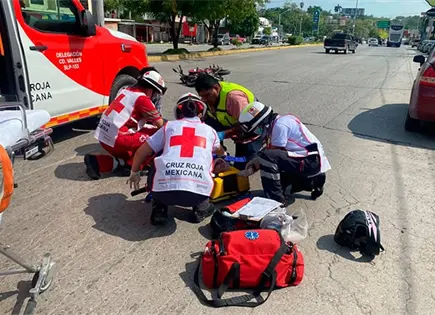 Mujer es arrollada al cruzar la calle