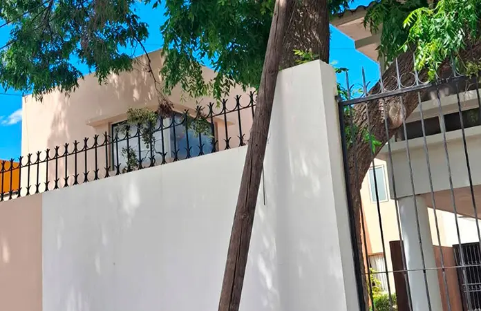 Poste de Telmex, a punto caer en casa