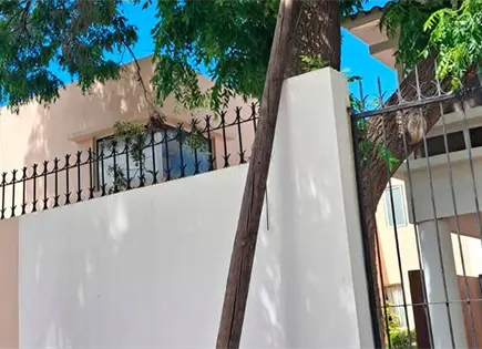 Poste de Telmex, a punto caer en casa
