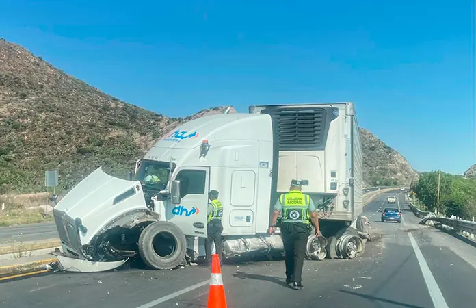 Se accidenta tráiler en carretera a Zacatecas