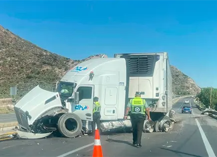 Se accidenta tr&aacute;iler en carretera a Zacatecas