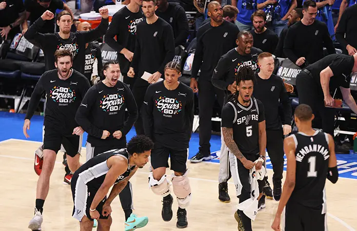 Spurs destronan a los Campeones
