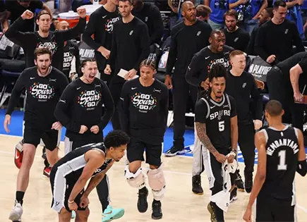 Spurs destronan a los Campeones Spurs destronan a los Campeones