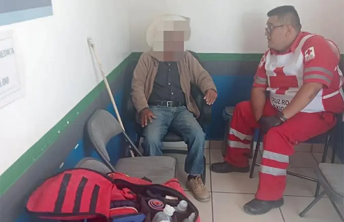 Ayudan policías a adulto; se desmayó en la calle