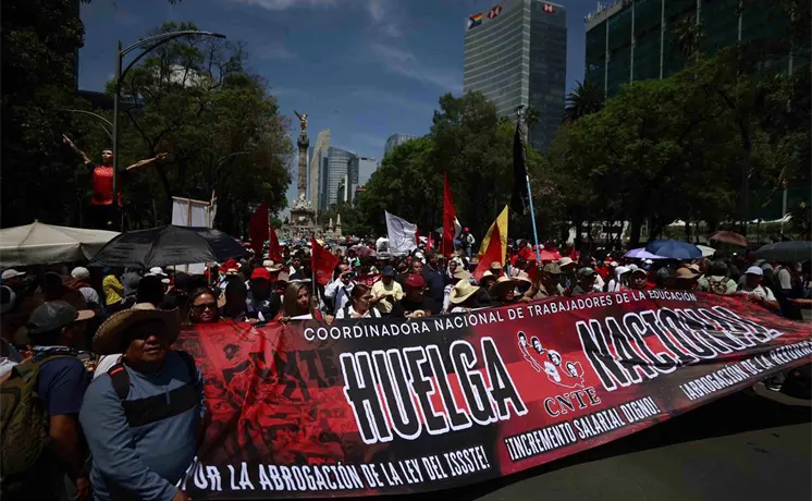 La CNTE inicia huelga nacional y marcha al Zócalo La CNTE inicia huelga nacional y marcha al Zócalo