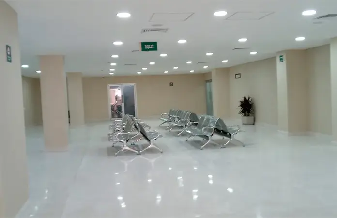 Paciente, a punto de golpear a médico