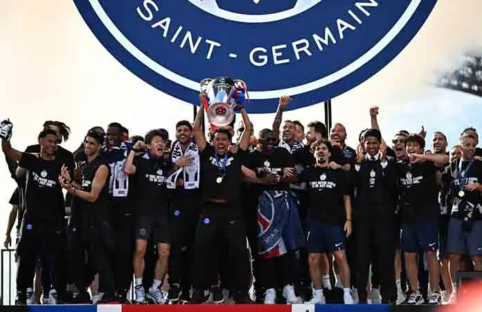 PSG celebra título con sus fanáticos