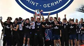 PSG celebra t&iacute;tulo con sus fan&aacute;ticos