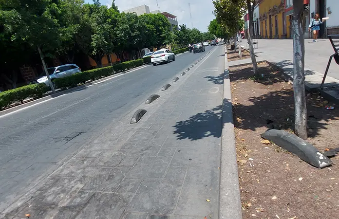 Recurrentes, multas a conductores que invaden banquetas de Carranza