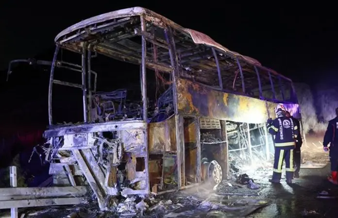 Se incendia autobús en Turquía; hay 8 muertos