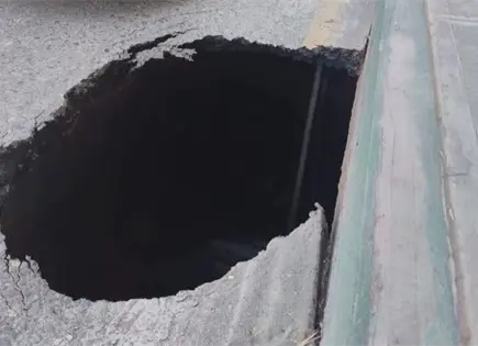Alertan por socav&oacute;n en lateral de Circuito Potos&iacute;