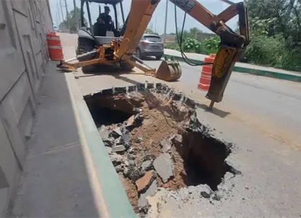 Alertan por socavón en lateral de Circuito Potosí (fotos) Alertan por socavón en lateral de Circuito Potosí (fotos)