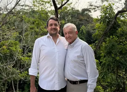 Andy L&oacute;pez Beltr&aacute;n comparte foto con AMLO y anuncia candidatura