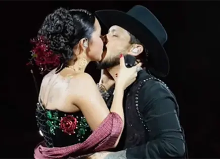 &Aacute;ngela Aguilar muestra anillo de aniversario en concierto de Nodal