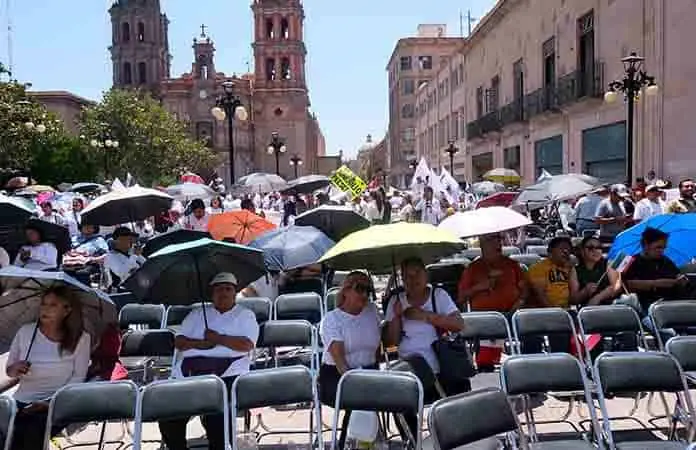 Concentración morenista dañó Plaza de Armas Concentración morenista dañó Plaza de Armas