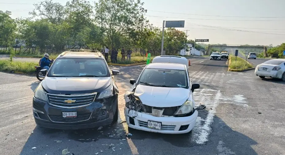 Conductora provoca choque al cruzar la Valles-Rioverde