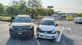 Conductora provoca choque al cruzar la Valles-Rioverde