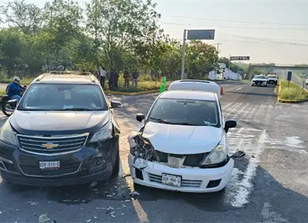 Conductora provoca choque al cruzar la Valles-Rioverde Conductora provoca choque al cruzar la Valles-Rioverde