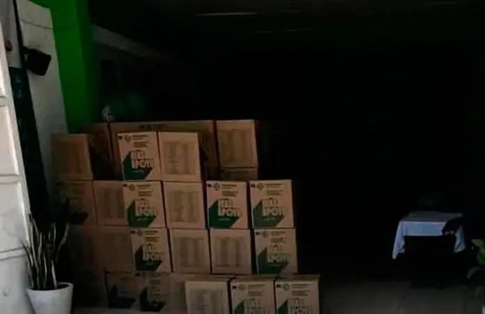 Guardan despensas de Sedesore en la sede del PVEM Guardan despensas de Sedesore en la sede del PVEM