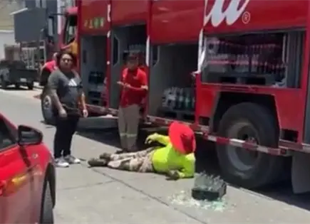 Embisten a trabajador de refresquera en Tequis