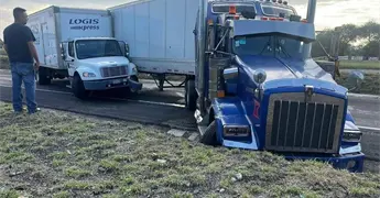 Choque entre tr&aacute;ileres paraliza la SLP-Quer&eacute;taro