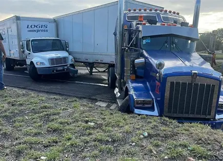 Choque entre tr&aacute;ileres paraliza la SLP-Quer&eacute;taro