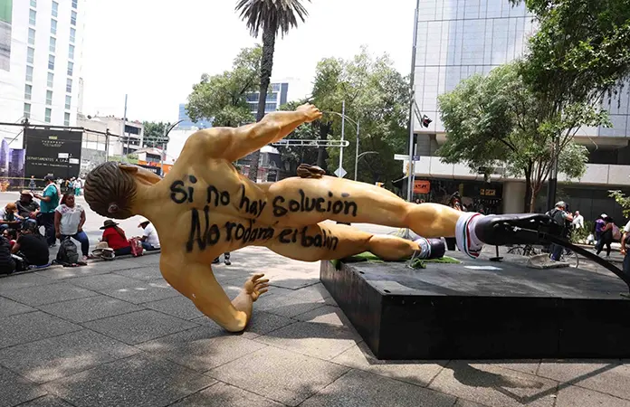 CNTE tira y "desnuda" figuras de futbolistas