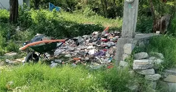 Denuncian a sujeto por tirar basura en un predio
