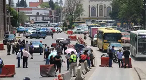 Desquicia al C.H. bloqueo de jubilados en Av. Universidad