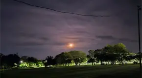 En penumbras, la pista del parque Tantocob