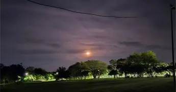 En penumbras, la pista del parque Tantocob