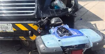 Fotos | Hombre choca en su cuatrimoto y muere