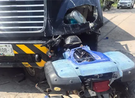Fotos | Hombre choca en su cuatrimoto y muere