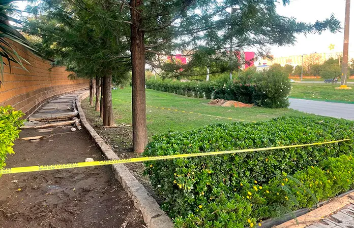 Hallan a mujer sin vida en canal de aguas negras