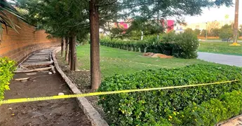 Hallan a mujer sin vida en canal de aguas negras