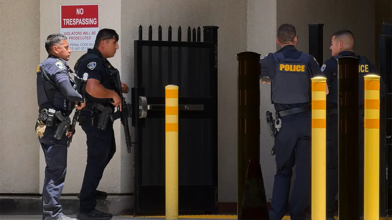 Hombre se atrinchera en banco de Bakersfield por amenaza bomba