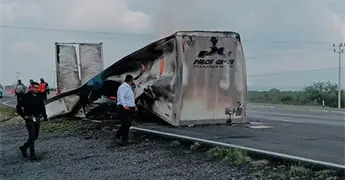 Incendio acaba con remolque en la carretera &acute;57