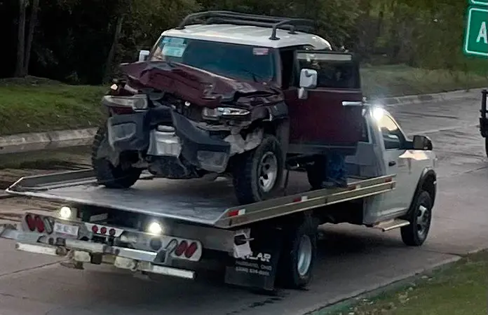 Se estrella camioneta contra poste metálico