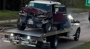 Se estrella camioneta contra poste met&aacute;lico 