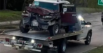 Se estrella camioneta contra poste met&aacute;lico 