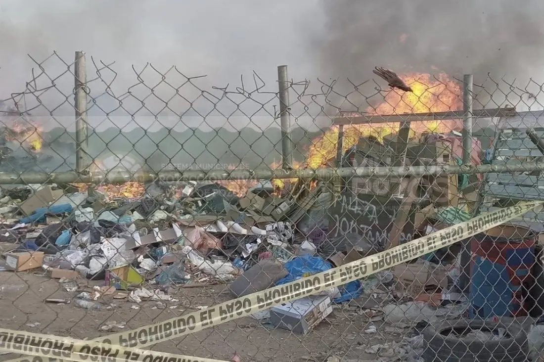 Sofocan incendio en basurero de colonia Libertad