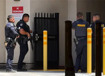 Sujeto se atrinchera en un banco en California