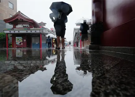Tormenta tropical Jangmi descarga lluvias y afecta Tokio