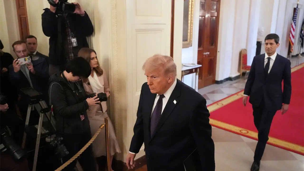 Trump firma orden ejecutiva para supervisar inteligencia artificial avanzada
